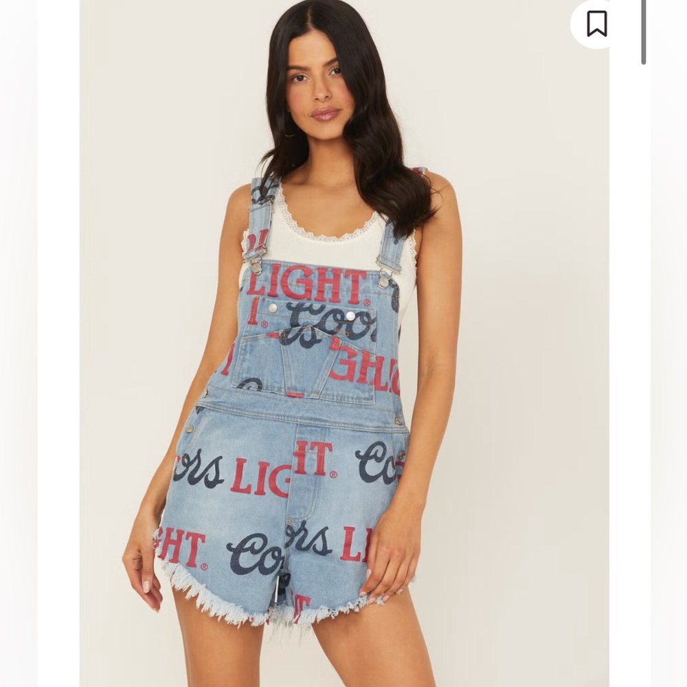 THE LAUNDRY ROOM WOMEN'S MEDIUM WASH COORS LIGHT LOGO PRINT DENIM SHORTALLS
